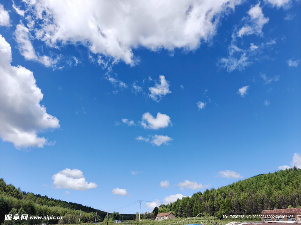 蓝天白云下的青山风景