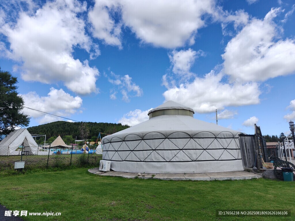 户外白色建筑与蓝天白云