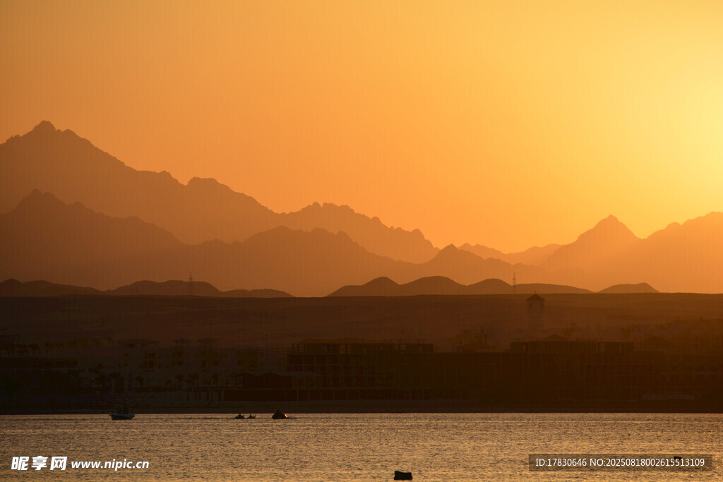 夕阳下的山水湖景