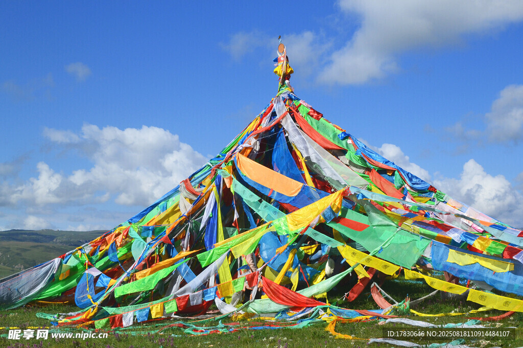 五彩经幡飘扬于天地间