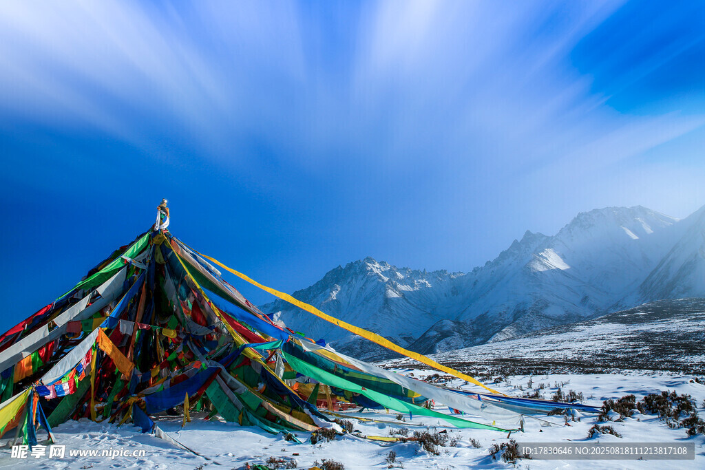 雪山下的经幡景观