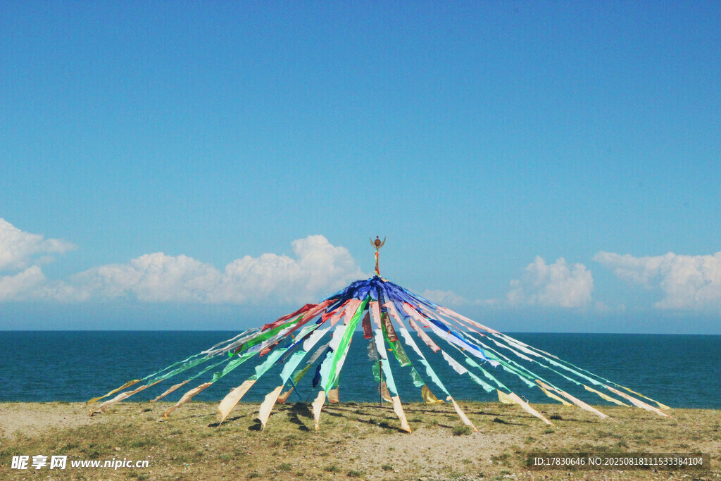 海边五彩经幡迎风而立