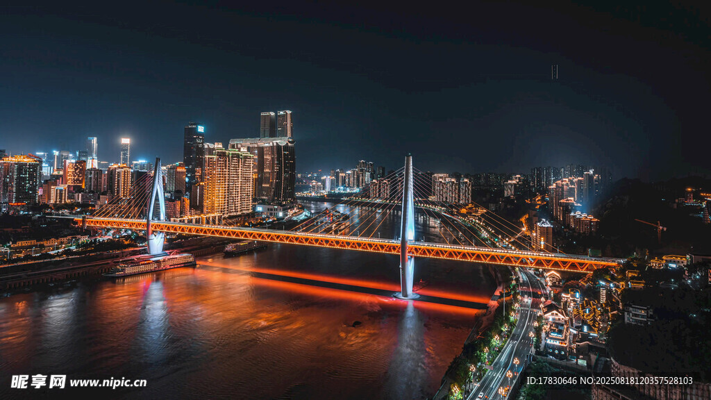 城市夜景中的璀璨桥梁