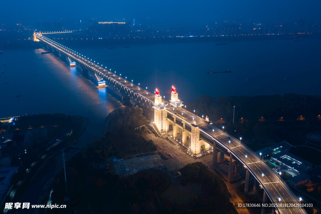 夜幕下璀璨的跨海大桥