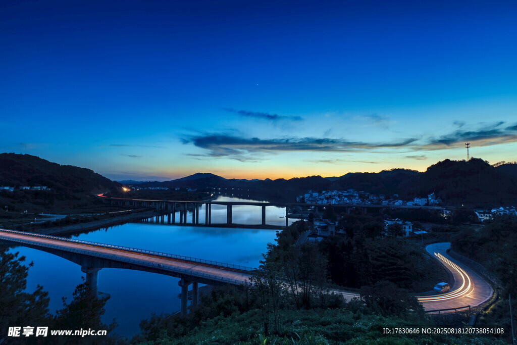 黄昏下的桥梁与美丽夜景