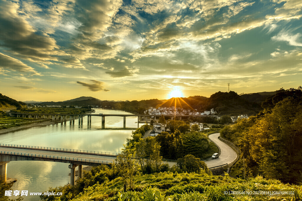 夕阳下的河畔美景