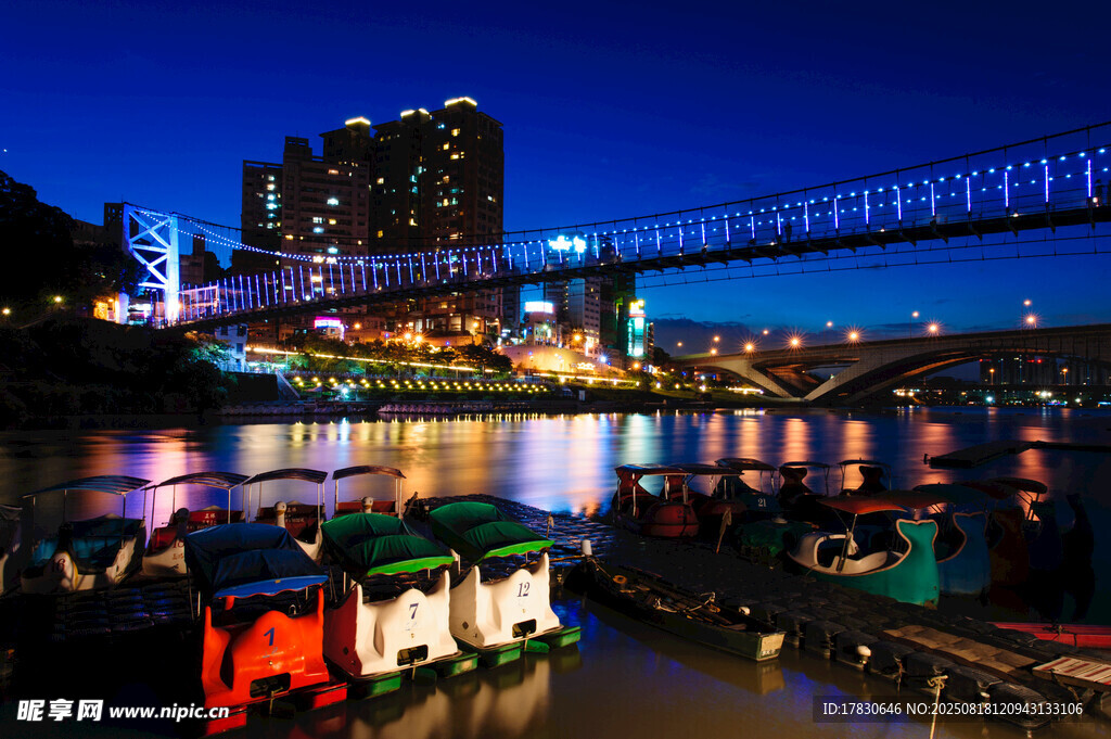 城市夜景中的桥梁与船只