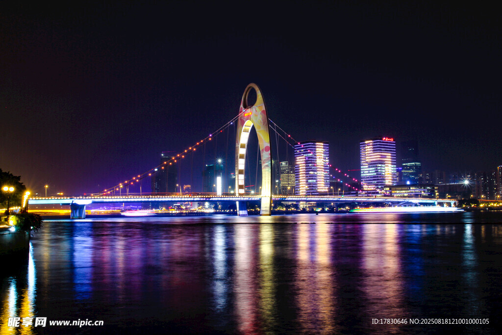 城市夜景中的璀璨桥梁