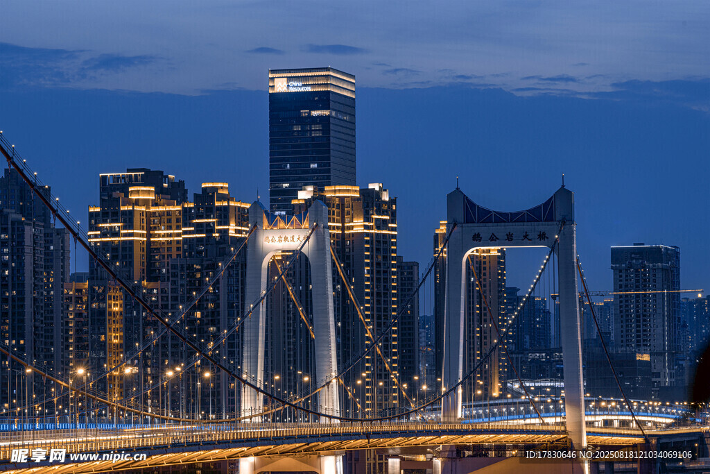 城市夜景中的璀璨桥梁