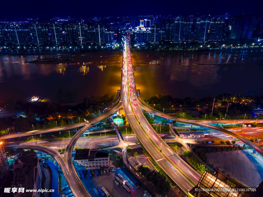 城市夜景中的璀璨交通枢纽