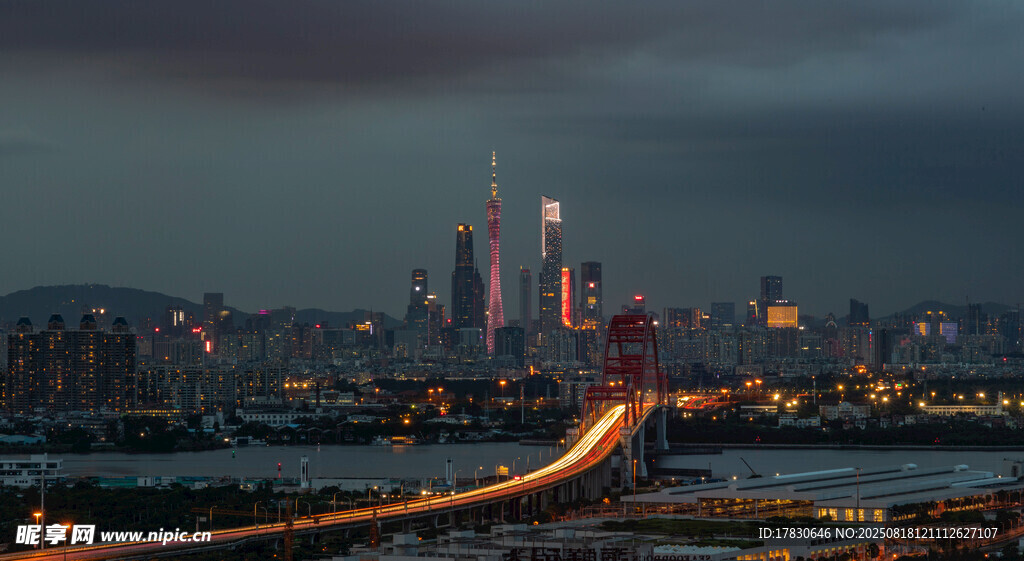 夜幕下的城市天际线景观