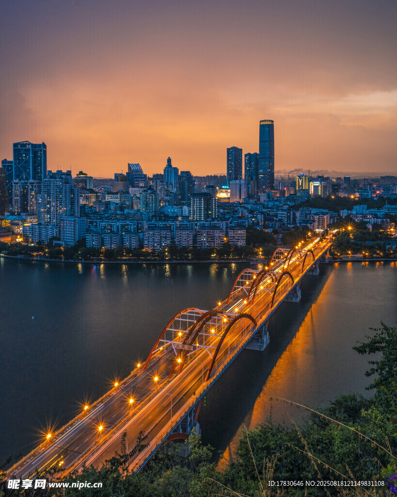 城市河畔黄昏璀璨夜景