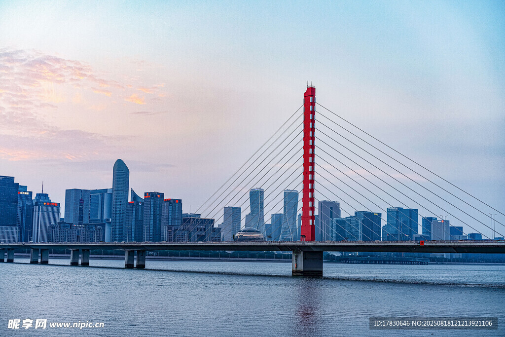 城市桥梁与天际线美景