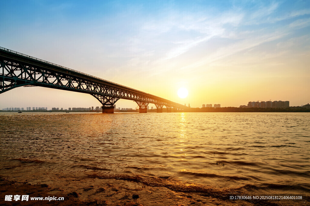 夕阳下的跨江大桥美景