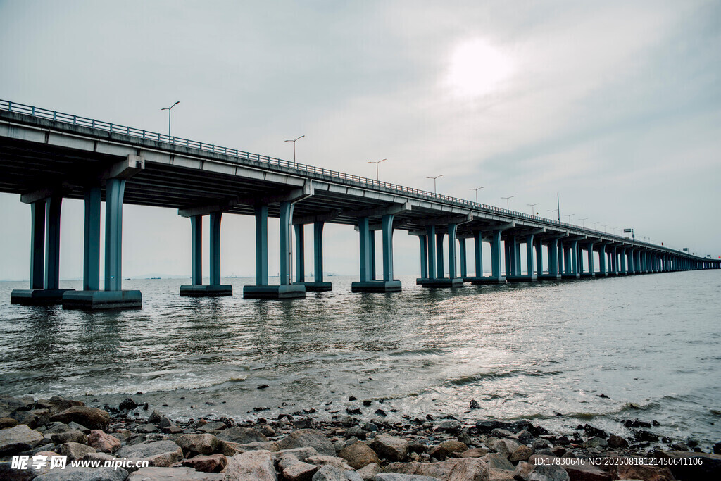 海上长桥横跨波光粼粼水面