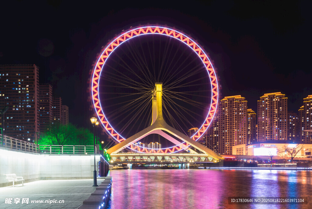 璀璨夜景中的绚丽摩天轮