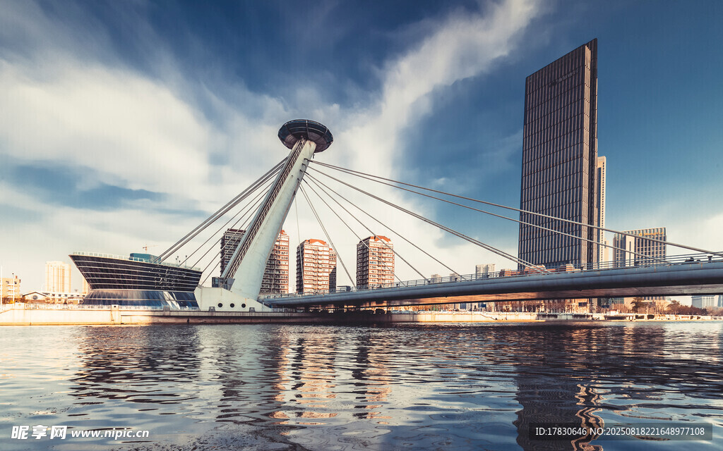现代桥梁与城市天际线景观