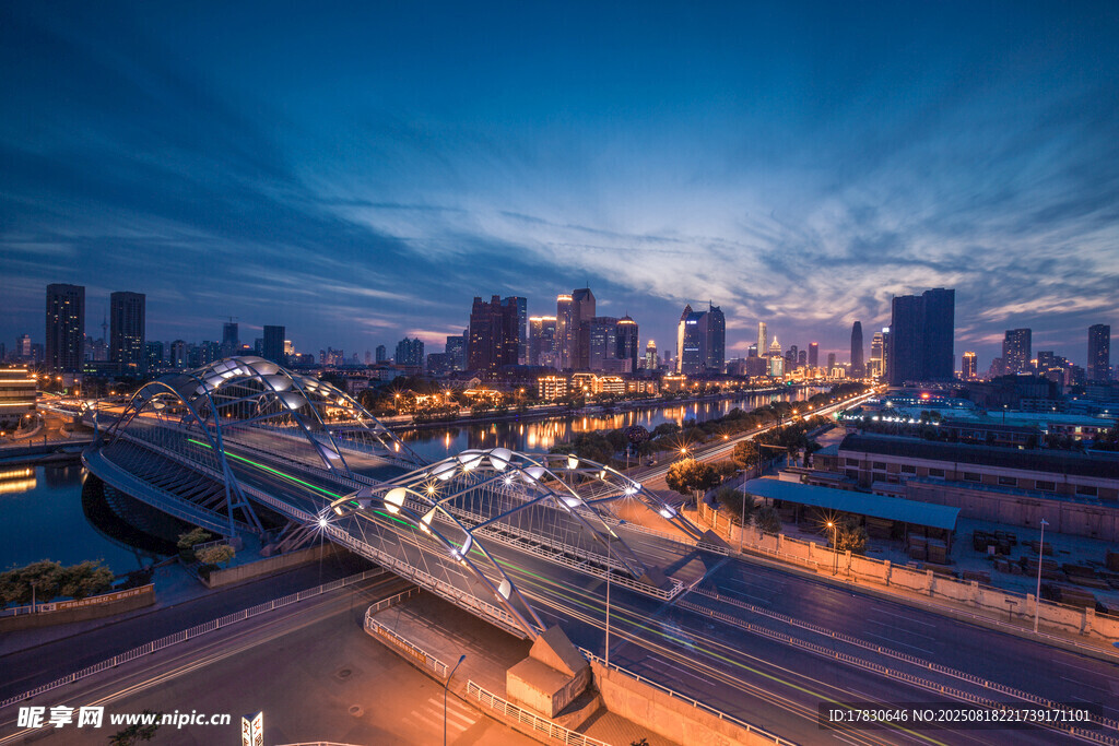 城市黄昏交通枢纽夜景