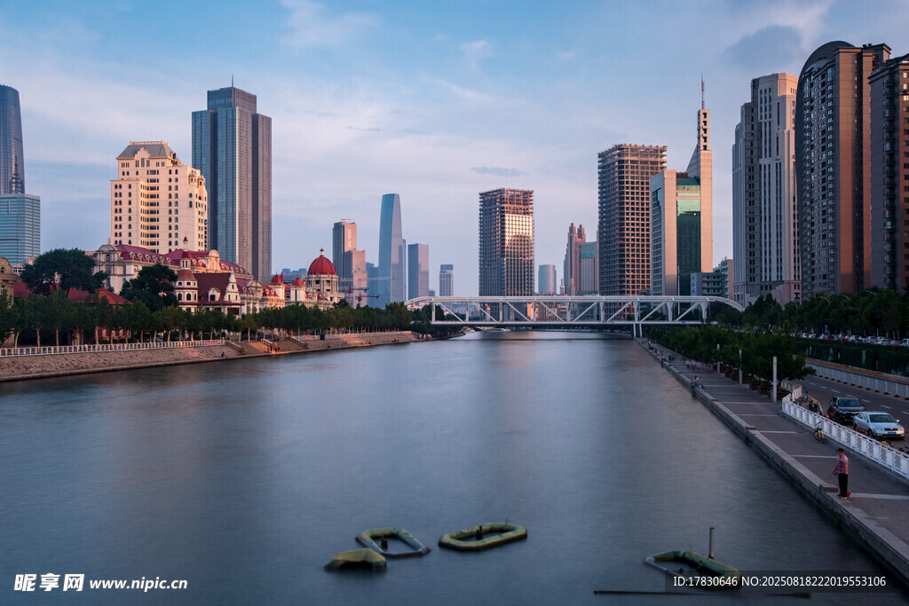 河畔都市风光