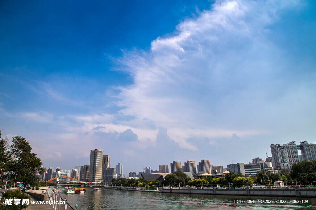 城市河畔蓝天白云美景