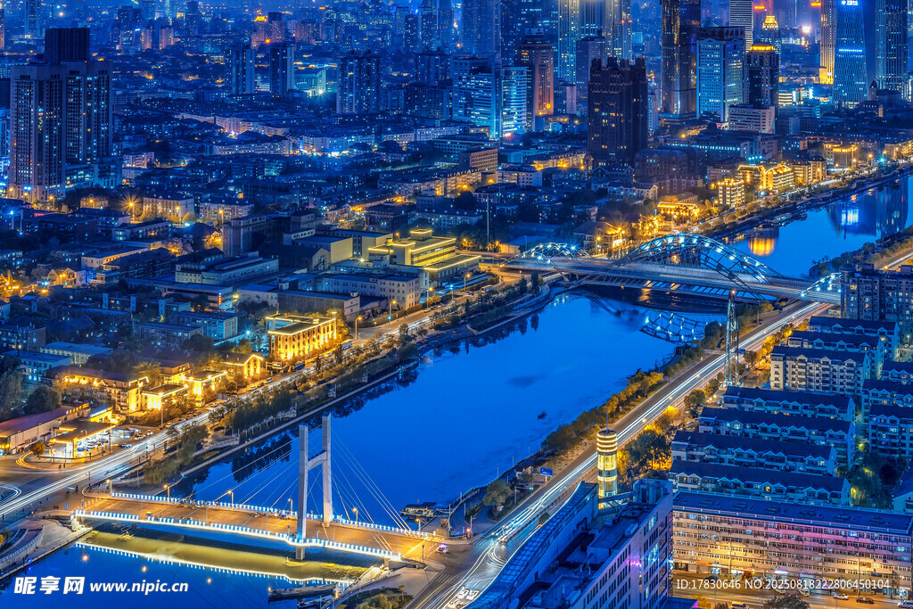 城市璀璨夜景下的河流风光