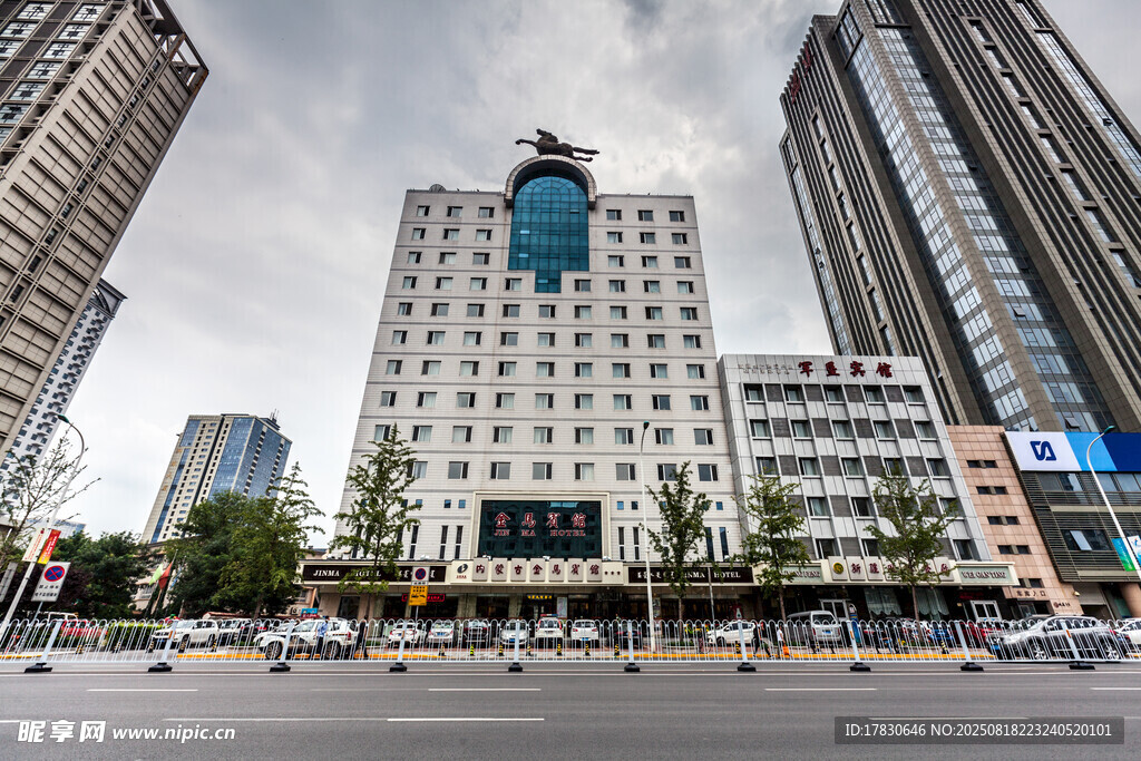 城市中心高楼大厦街景