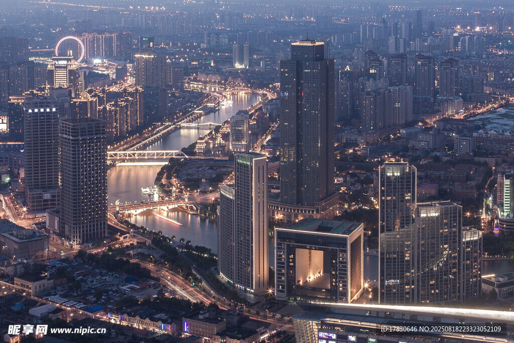 城市璀璨夜景俯瞰图