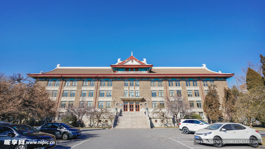 中式风格大楼前停放多车