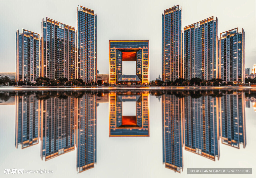 城市天际线与水面倒影景观