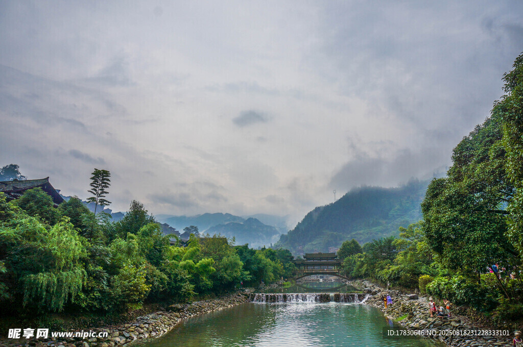 青山绿水间的宁静河流