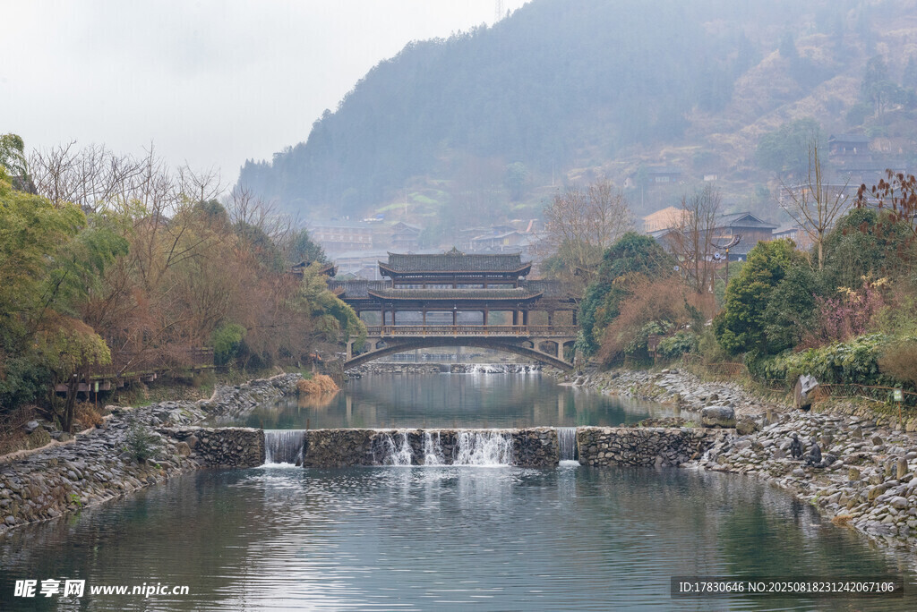 山水间的中式桥景古韵