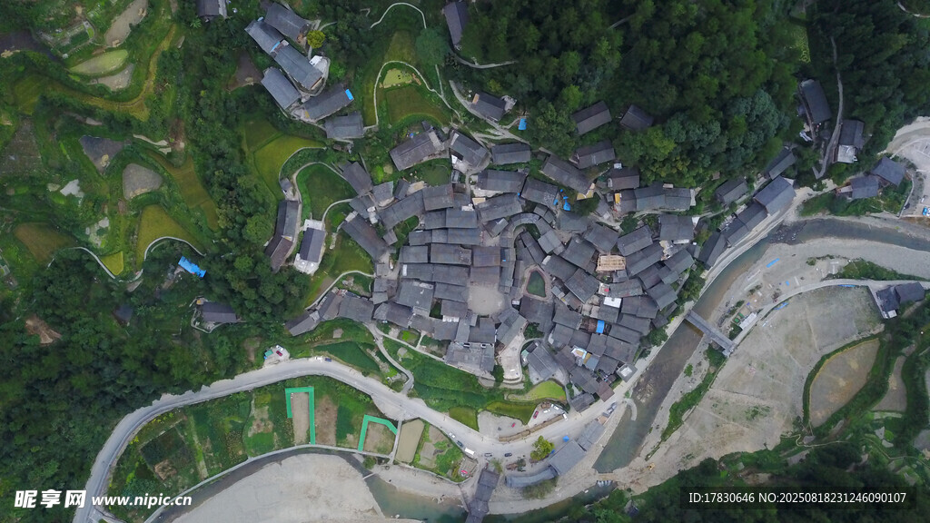 俯瞰山间村落美景