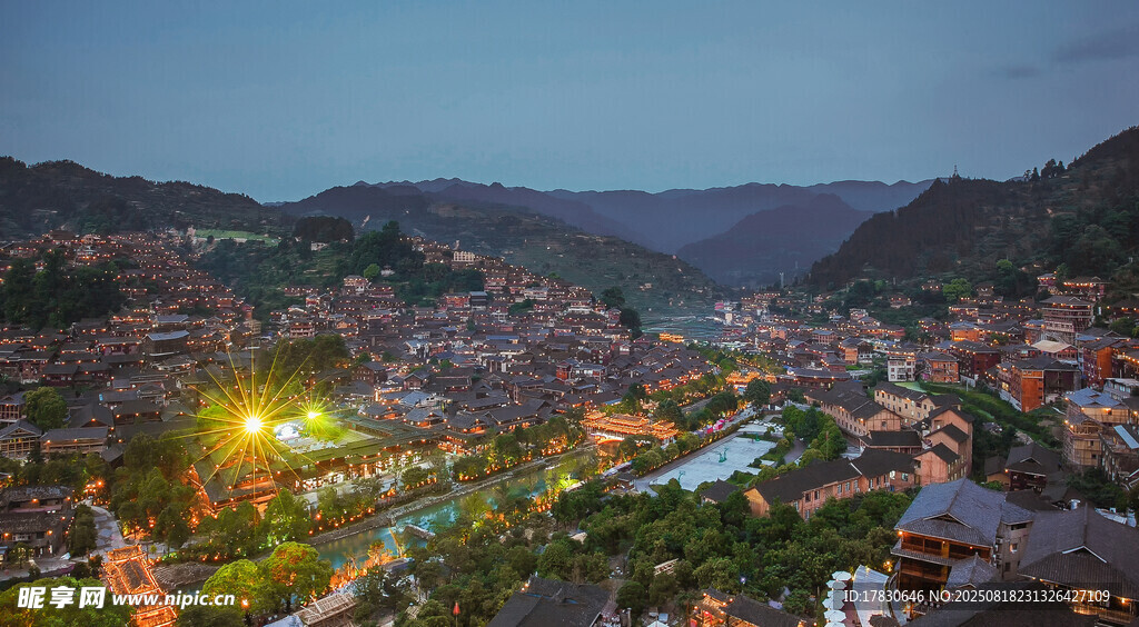 山间小镇夜景风光