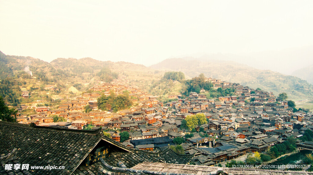 俯瞰山间小镇美丽景致