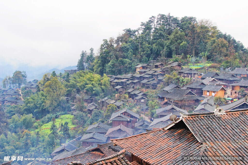 山间古村落屋顶景致