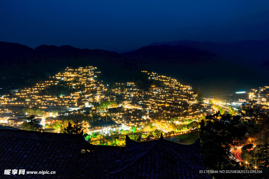 山城璀璨夜景俯瞰图