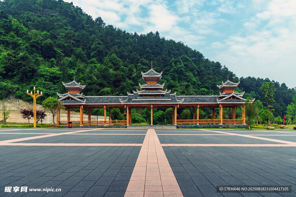 中式古建前的开阔广场