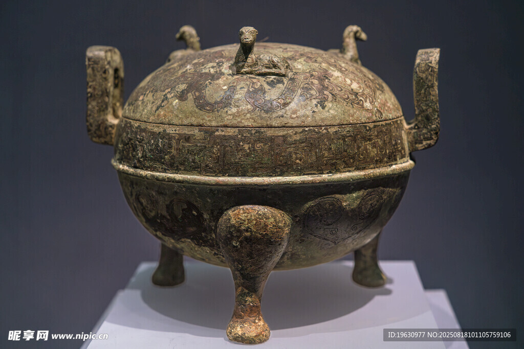 古代青铜鼎文物展示