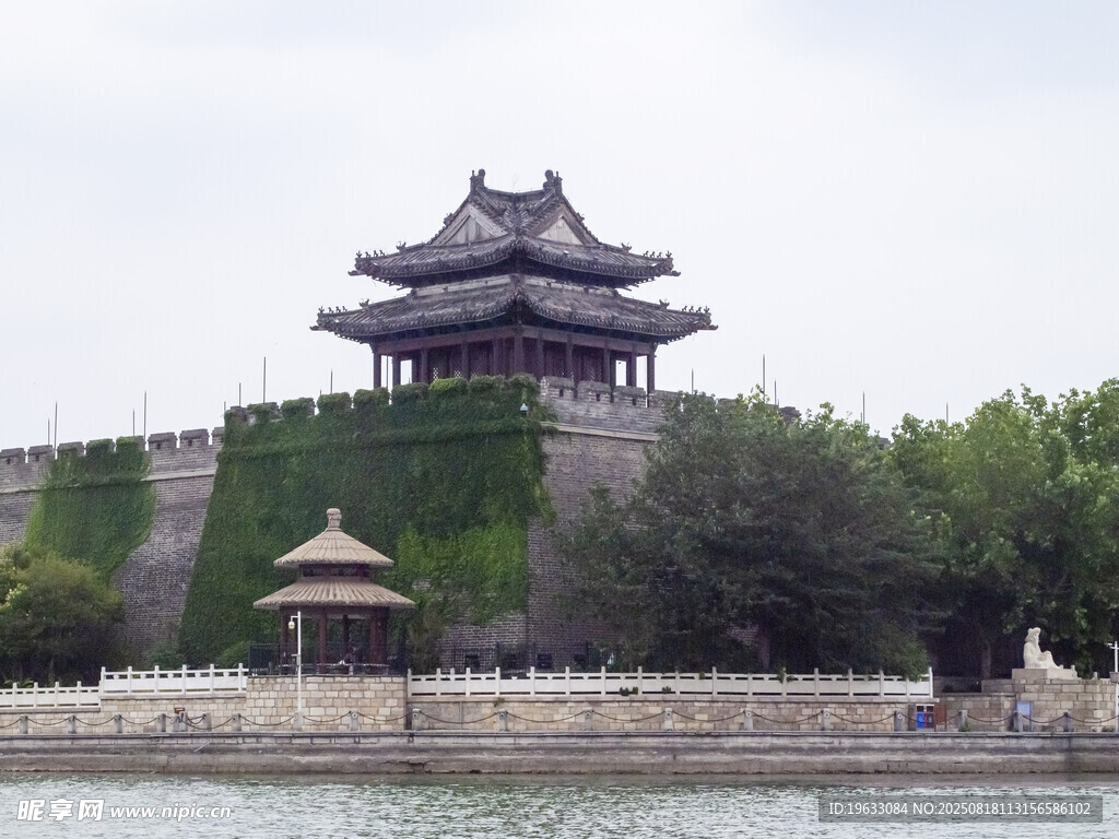 湖畔仿建筑景观