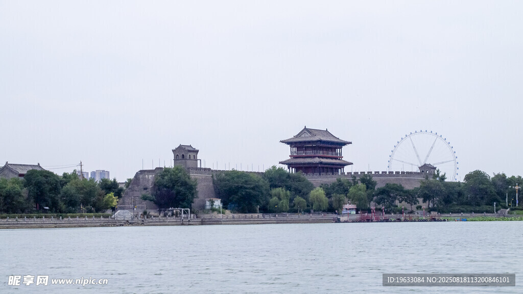 湖畔建筑与水域风光
