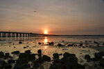 夕阳下的海边栈桥美景