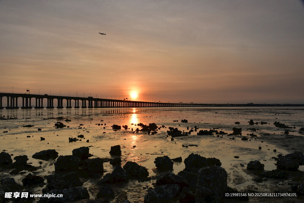 夕阳下的海边栈桥美景