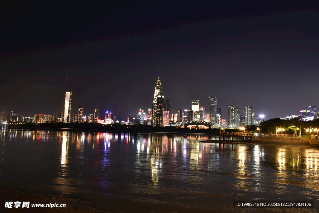 城市璀璨夜景倒映于水面