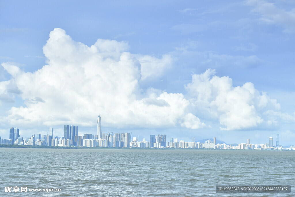 海滨城市天际线与蓝天白云