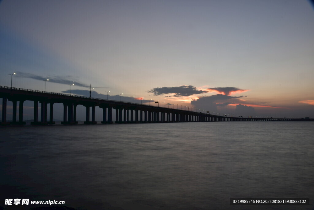 夕阳下的跨海大桥美景