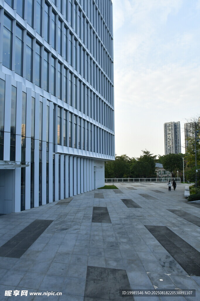 现代城市办公楼前开阔广场