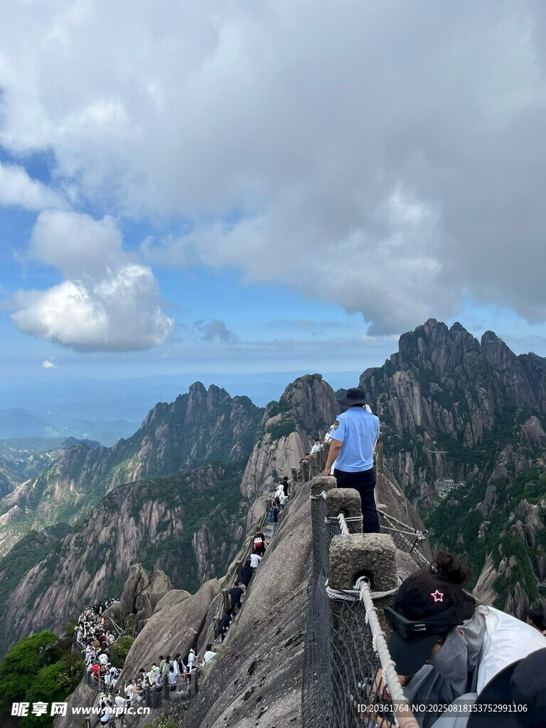 登顶远眺壮丽山峦美景