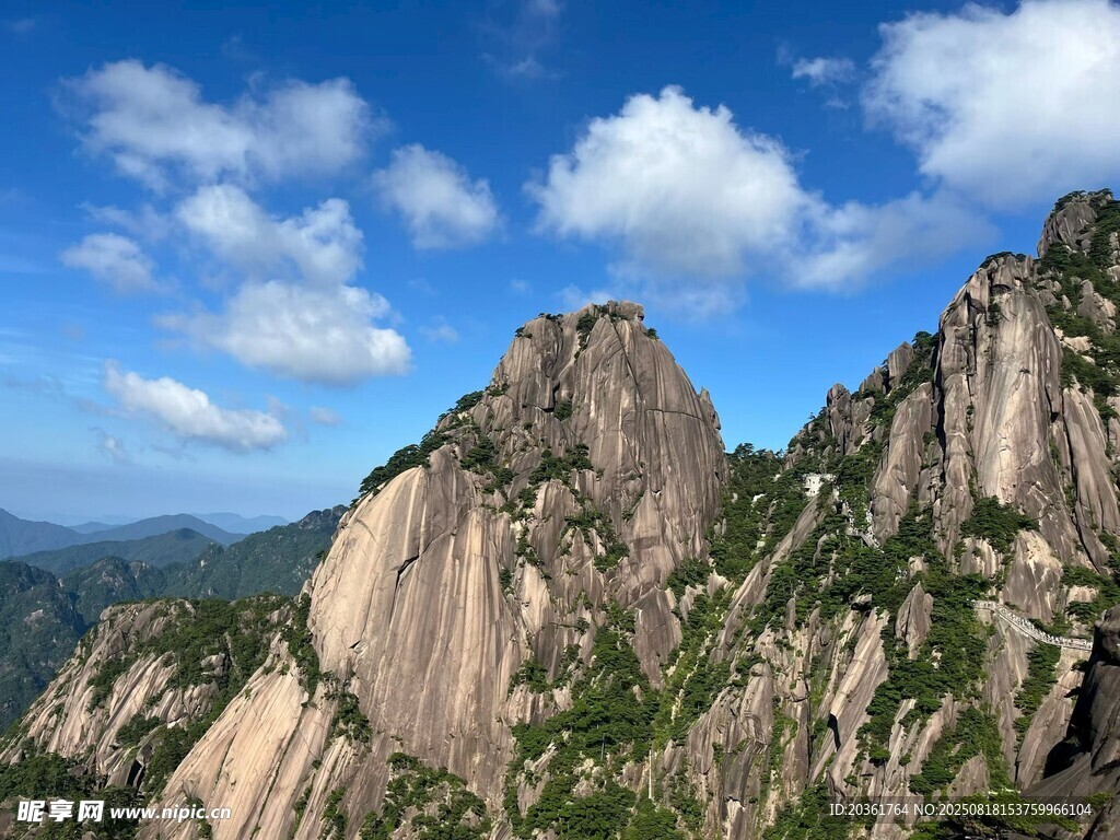 壮丽山峰蓝天白云美景