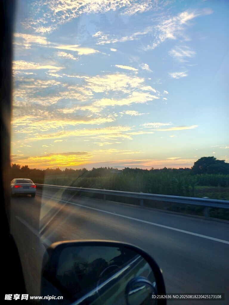 车中视角的公路日落美景