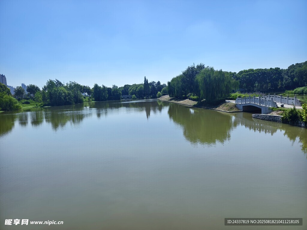 宁静湖畔风光